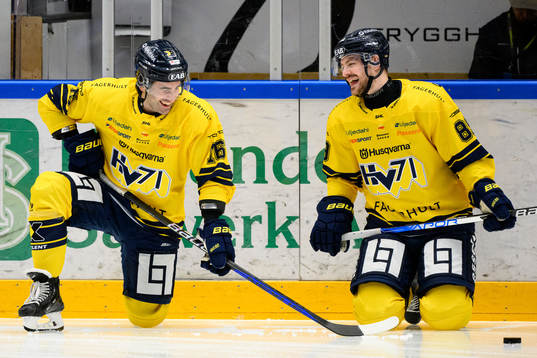 HV71s Joseph Laleggia och Mikkel Bödker innan