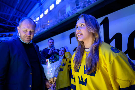 Jenna Raunio från HV71s U18-lag hyllas för VM-silver