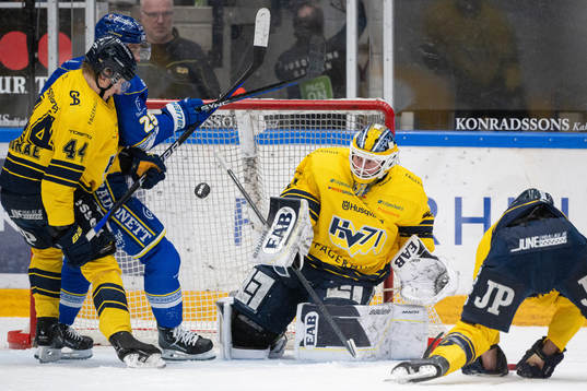 Leksands Carter Camper oroar framför HV71s målvakt Jonas