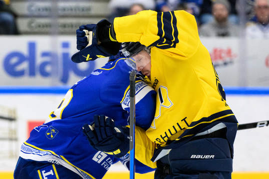 HV71s Fredrik Forsberg tacklas