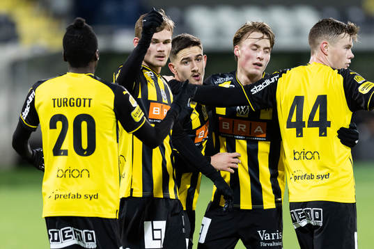 Häckens Semir Bosnic jublar med lagkamrater