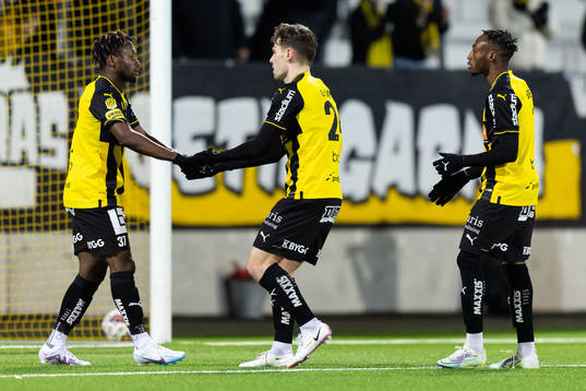 Häckens Lars Olden Larsen jublar ihop med Ibrahim Sadiq och Benie Adama Traore efter 2-1