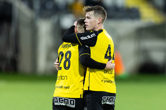 Häckens Semir Bosnic jublar ihop med Albin Skoglund efter 1-0