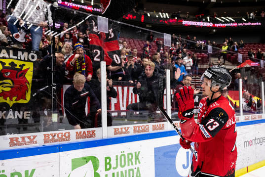 Malmö Redhawks Adam Ollas Mattsson jublar mot supportrarna