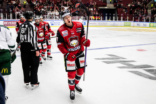 Malmö Redhawks Adam Ollas Mattsson jublar
