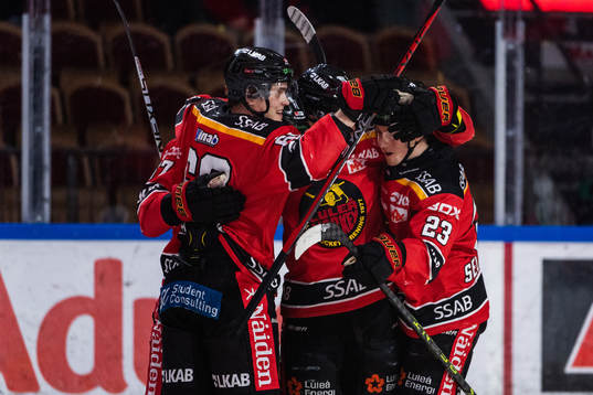 Luleås Julius Honka jublar med lagkamrater