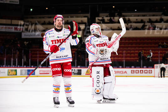 Timrås Tim Erixon och målvakt Jacob Johansson jublar