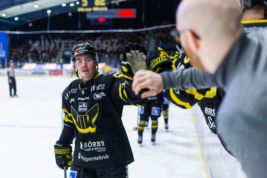 Västerås Alexander Lunsjö jublar med lagkamrater
