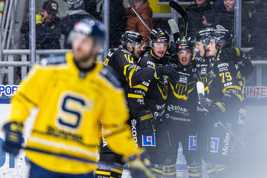 Västerås Alexander Lunsjö jublar med lagkamrater