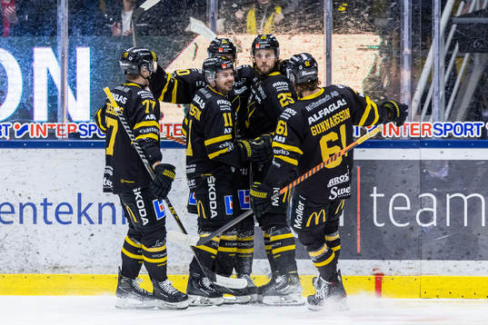 Västerås Marcus Bergman jublar med lagkamrater