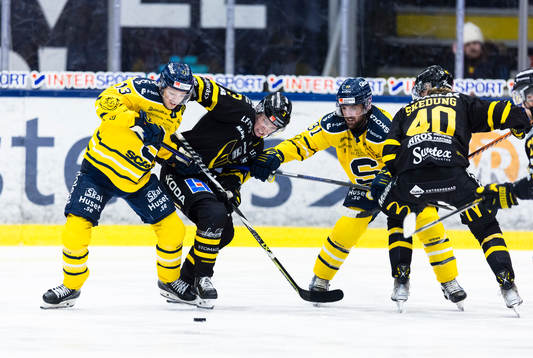 Västerås Ludvig Östman i kamp om pucken med