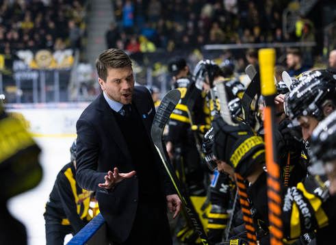 Västerås tränare Thomas Paananen ger direktiv