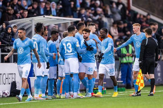 Malmö FFs Martin Olsson, Moustafa Zeidan och Mohamed Buya Turay vid ett spelarbyte