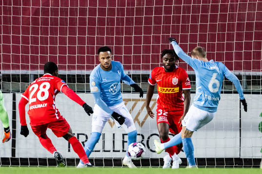 Malmö FFs Martin Olsson och Oscar Lewicki mot Nordsjällands Lasso Coulibaly och William Kumado