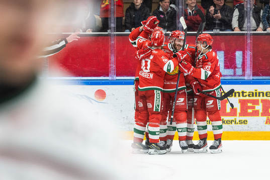 Moras Johan Persson jublar med lagkamrater