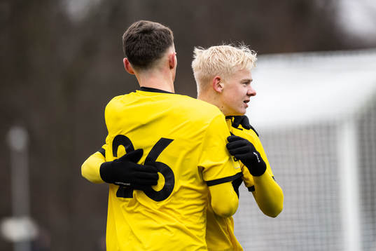 Mjällbys Enock Kofi Adu och Noah Persson jublar efter 0-1