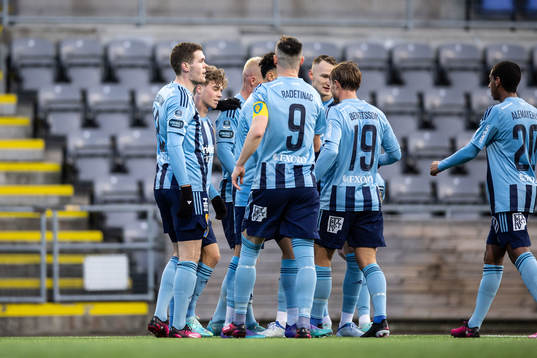 Djurgårdens Wilmer Odefalk jublar med lagkamrater efter 4-1