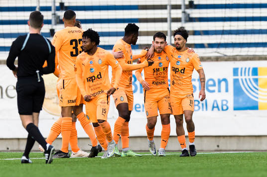 a höger) kvitterar till 1-1 under träningsmatchen i fotboll mellan AFC Eskilstuna och Djurgården den 28 januari 2023 i Eskilstuna. 