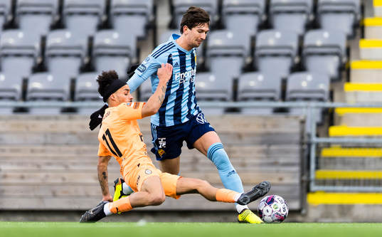 Djurgårdens Gustav Wikheim i kamp med AFC Eskilstunas Viktor Fors