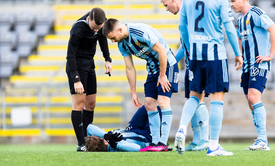 Djurgårdens Oliver Berg ligger på marken