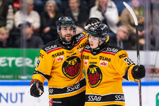 Luleås Jonathan Andersson jublar med Olli Nikupeteri