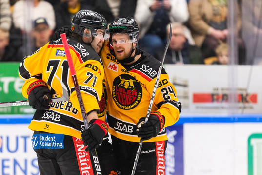 Luleås Brendan Shinnimin jublar med Linus Fröberg