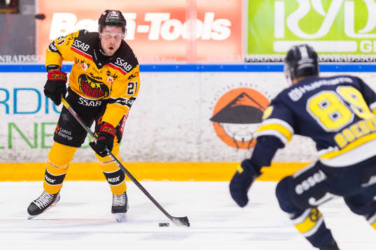 Luleås Juhani Tyrväinen och HV71s Mikkel Bödker