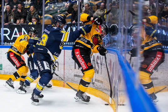 HV71s Nicholas Shore och Luleås Linus Fröberg