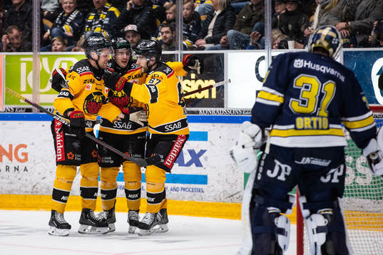 Luleås Juhani Tyrväinen jublar med lagkamrater framför