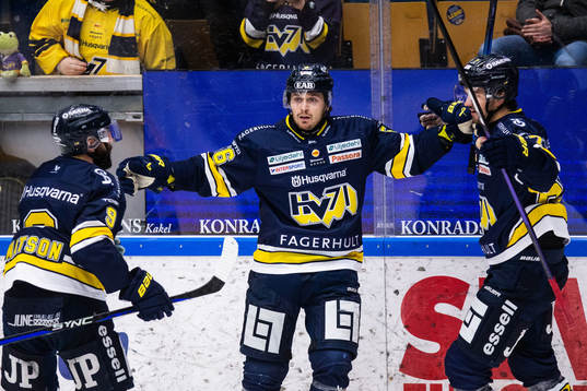 HV71s Fredrik Forsberg jublar med lagkamrater