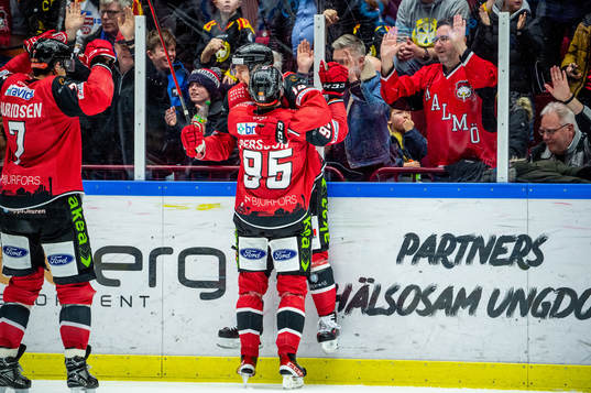 Malmö Redhawks Carl-Johan Lerby jublar