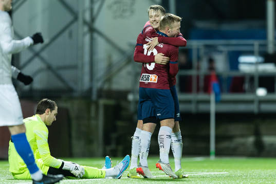 Örgrytes Viktor Lundberg jublar ihop med Nicklas Bärkroth efter 3-1