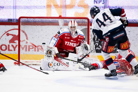 Linköpings Jonas Junland gör 5-2 bakom Timrås målvakt