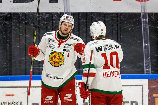 Moras Måns Carlsson jublar med Nicklas Heinerö