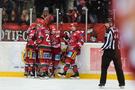 Modos Filip Sveningsson jublar ihop med Marcus Vela