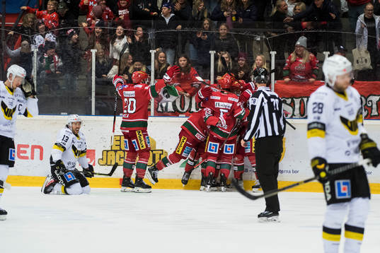 Modos Filip Sveningsson jublar ihop med Marcus Vela