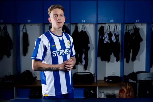 Sebastian Hausner poserar för ett porträtt i samband med att han presenteras som nyförvärv