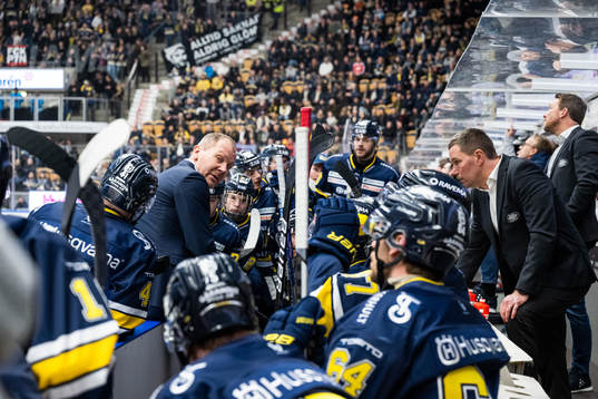 HV71s tränare Johan Lindbom och assisterande tränare Per