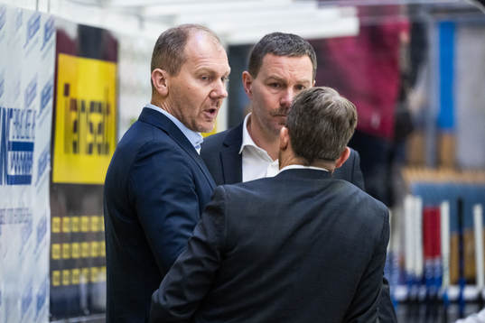 HV71s tränare Johan Lindbom och assisterande tränare Per