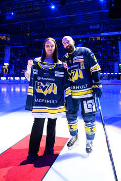 Länsförsäkringar tar emot matchtröja av HV71s Taylor