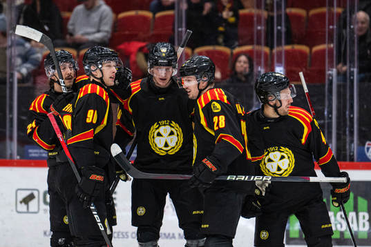 Brynäs Jacob Blomqvist jublar med lagkamrater