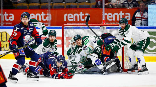 Spel framför Färjestads mål