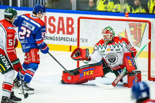 Oskarshamns Myles Powell och Frölundas målvakt Frederik