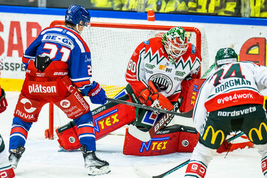 Oskarshamns Myles Powell och Frölundas målvakt Frederik