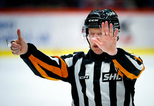 Domare Pehr Claesson visar tecken för sex spelare på