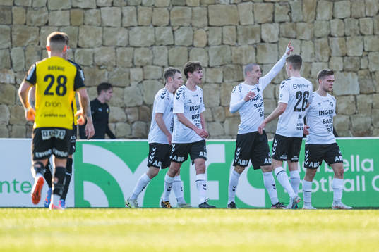 Odds Milan Jevtovic jublar med lagkamrater efter 1-2
