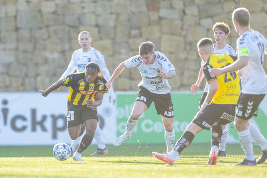 Häckens Ibrahim Sadiq och Odds Conrad Wallem