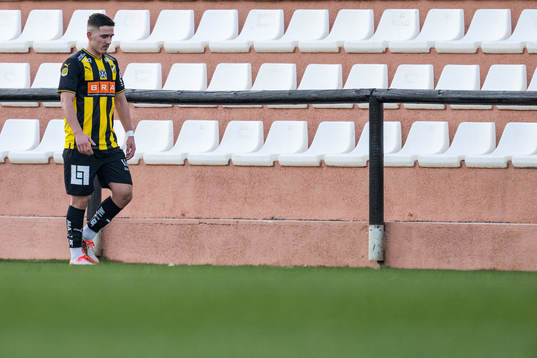 Häckens Semir Bosnic lämnar plan