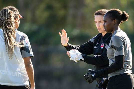 Målvaktstränare Shannon Lynn och målvakt Angel Mukasa