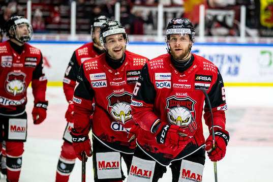 Malmö Redhawks Pathrik Westerholm  och Carl Persson jublar